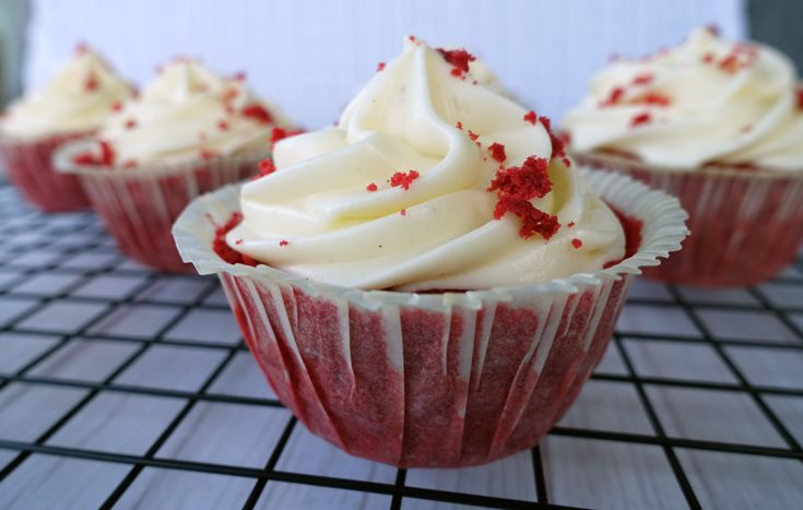 virtuel gå ind Formode Red velvet cupcakes | Røde cupcakes med vanilje frosting
